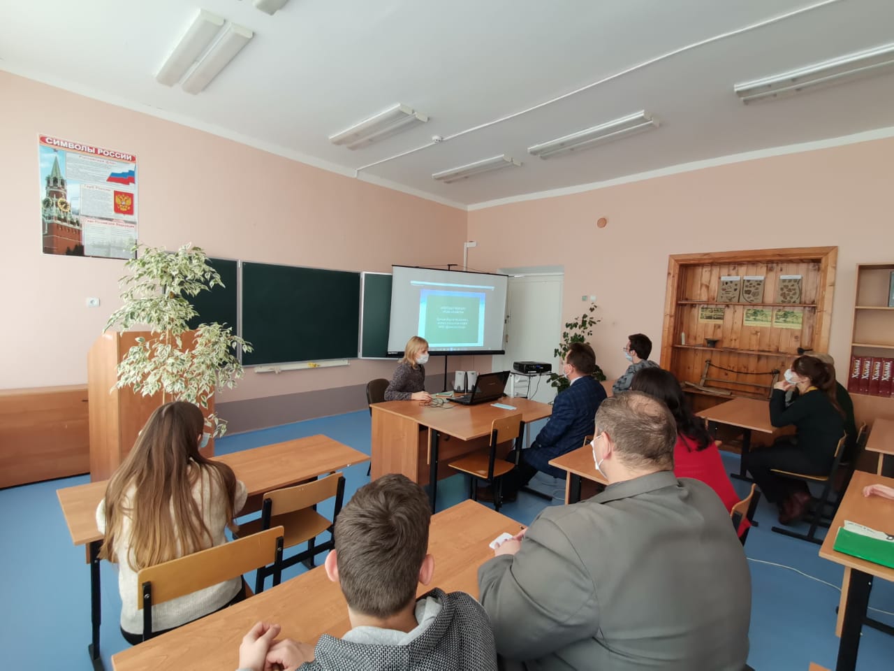 Наставничество в системе образования – разновидность профессионального обучения, сопровождения и поддержки педагогических работников до 35 лет (далее - наставляемых), имеющих трудовой стаж педагогической деятельности в образовательных организациях от 0 до.