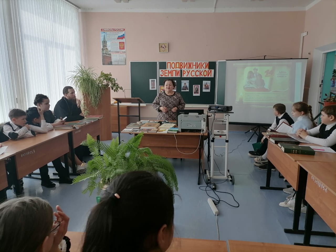 С 13 марта в нашей школе проходит неделя &amp;quot;Свет под книжной обложкой&amp;quot;, приуроченная ко Дню православной книги. Подвигу в жизни современного человека была посвящена сегодня духовная беседа с учащимися 5-6 классов..